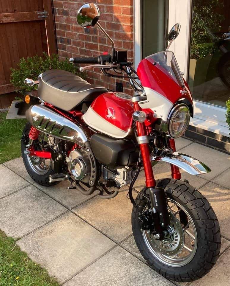 Pyramid Fly Screen Pearl Nebula Red / Ross White for Honda Monkey 125 2018-2020