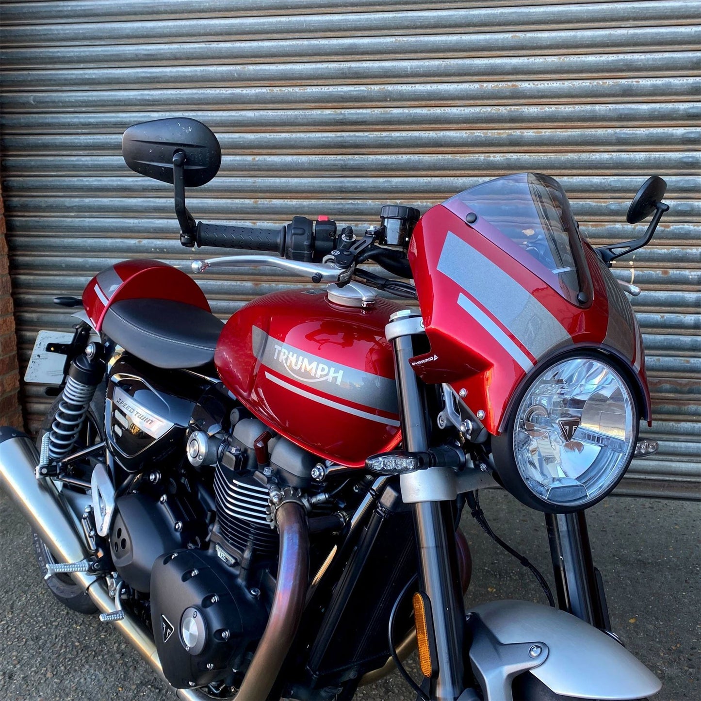 Pyramid Fly Screen Red Hopper Scheme for Triumph Speed Twin 2019-