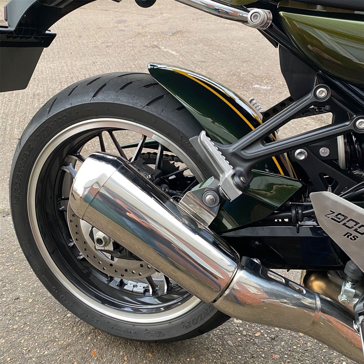 Pyramid Hugger Metallic Dark Green Scheme for Kawasaki Z 900 RS 2019 onward