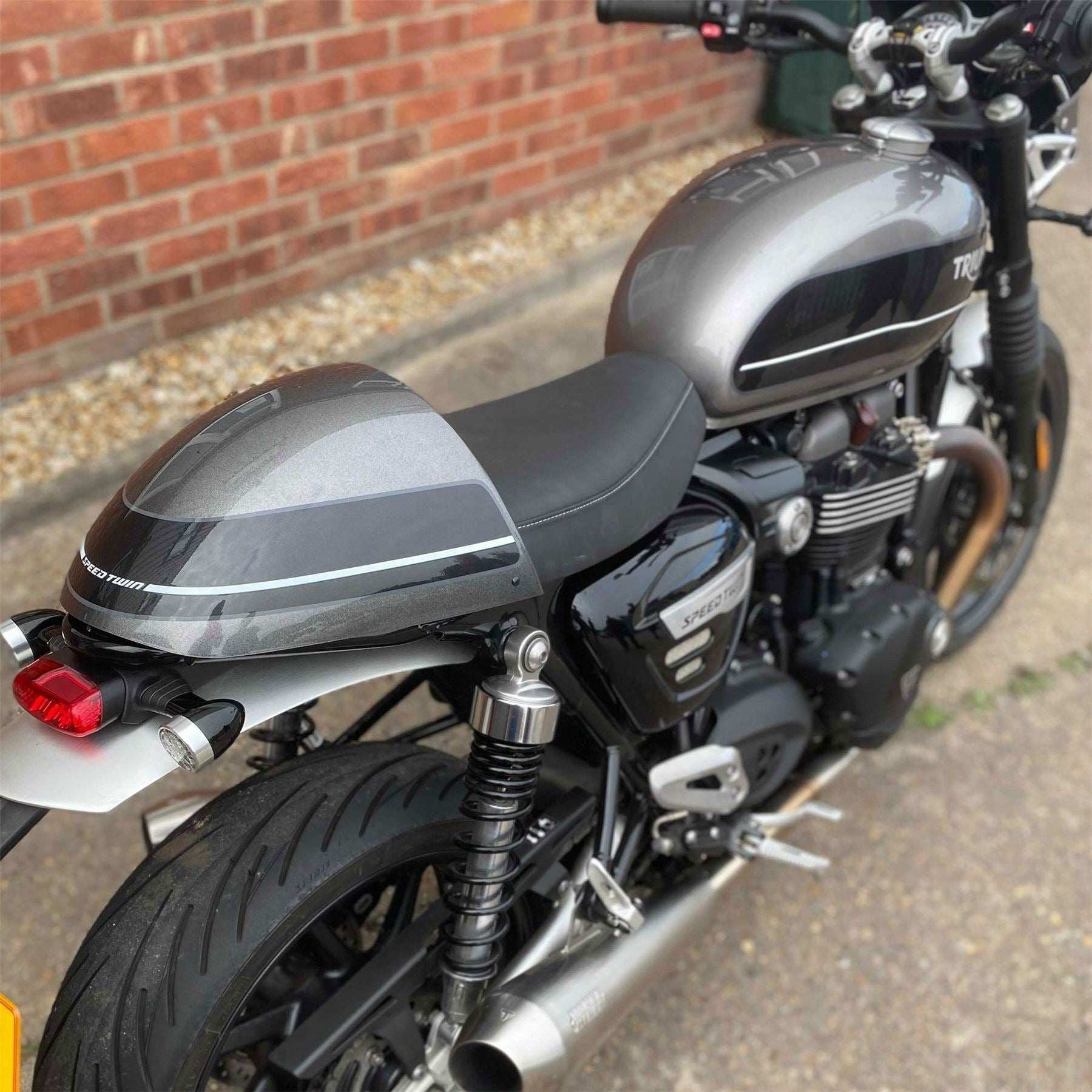 triumph street twin seat